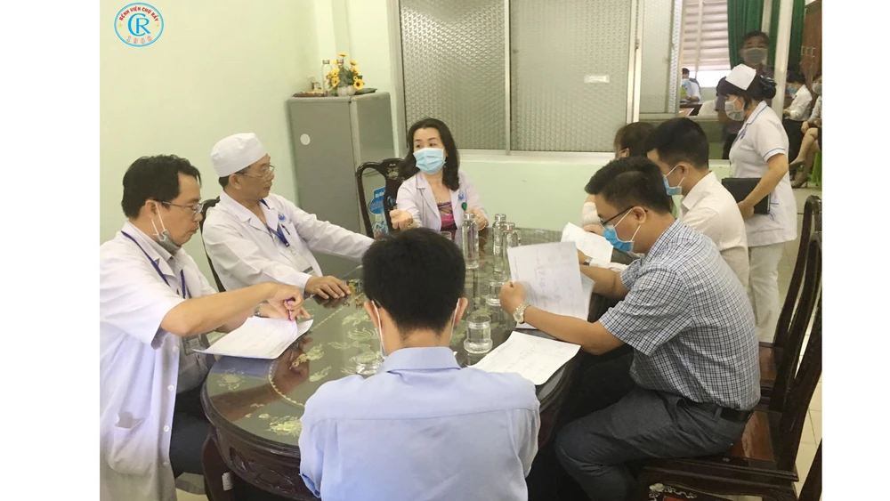 Đoàn bác sĩ Bệnh viện Chợ Rẫy đang hội chẩn với bác sĩ Bệnh viện Đa khoa tỉnh Bình Thuận