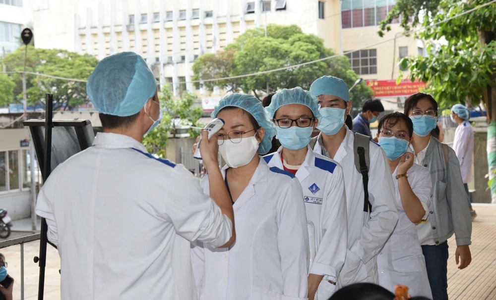 Sinh viên Trường Đại học Y Dược TPHCM được đo thân nhiệt trước khi vào khu điều trị