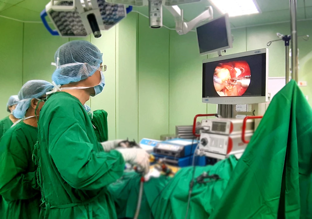 Bác sĩ Nguyễn Thế Toàn đang tiến hành phẫu thuật cho bệnh nhân