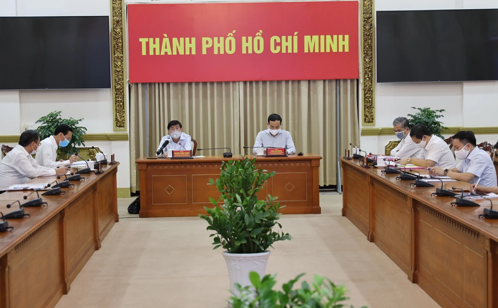 Chủ tịch UBND TPHCM Nguyễn Thành Phong phát biểu chỉ đạo tại cuộc họp