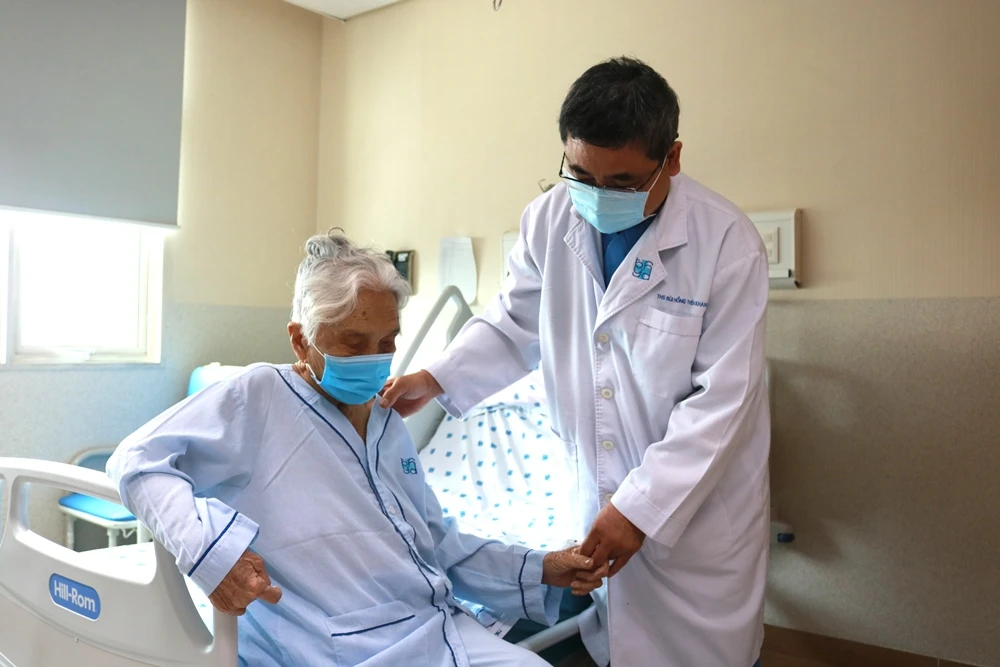 PGS-TS-BS Bùi Hồng Thiên Khanh thăm khám cho người bệnh sau phẫu thuật