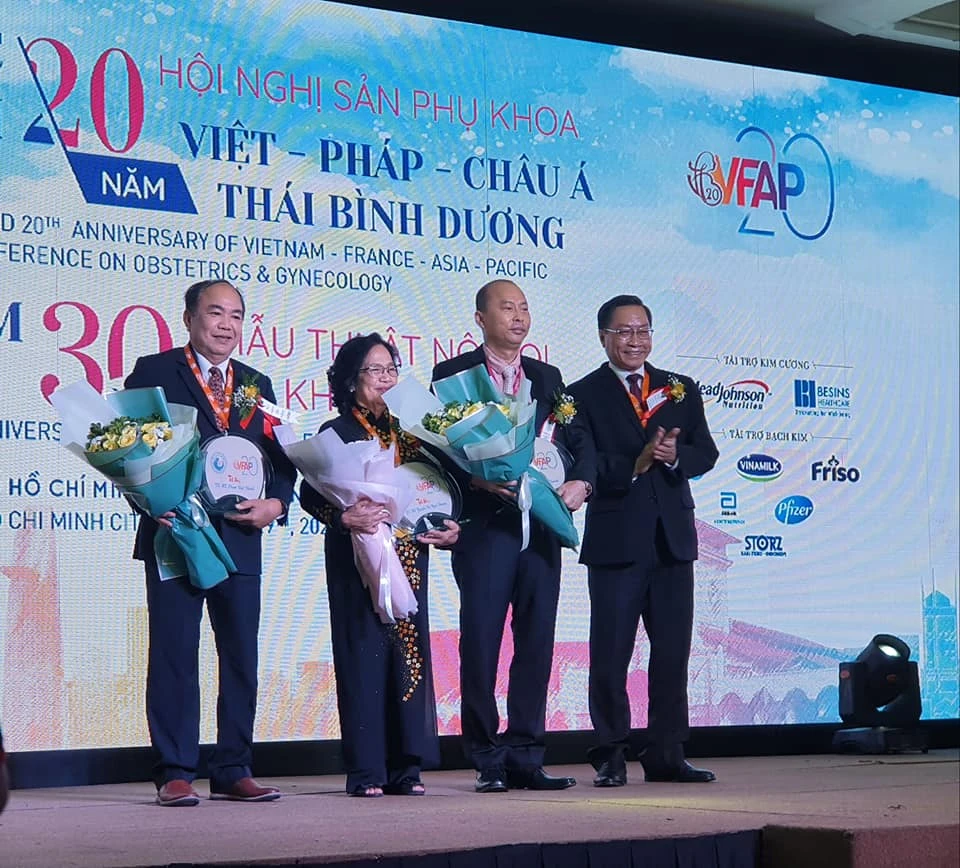GS-TS Nguyễn Tấn Bỉnh, Giám đốc Sở Y tế TPHCM tặng hoa chúc mừng các cá nhân tổ chức thành công Hội nghị sản phụ khoa Việt – Pháp - Châu Á - Thái Bình Dương qua các năm 