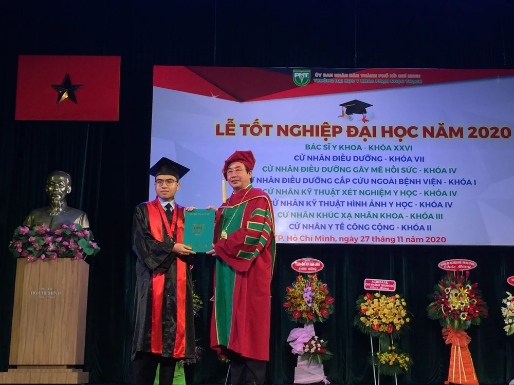PGS-TS Ngô Minh Xuân, Hiệu trưởng Trường Đại học Y Khoa Phạm Ngọc Thạch trao bằng tốt nghiệp cho tân bác sĩ