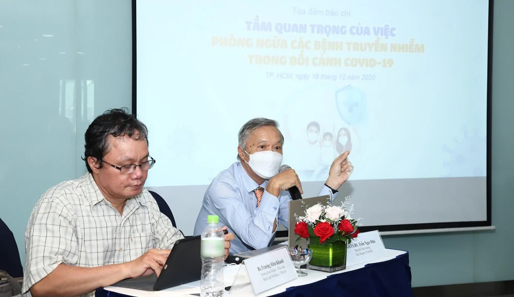 Bác sĩ Trương Hữu Khanh (Bệnh viện Nhi đồng 1) và PGS-TS-BS Trần Ngọc Hữu, nguyên Viện trưởng Viện Pasteur TPHCM chia sẻ tại buổi tọa đàm