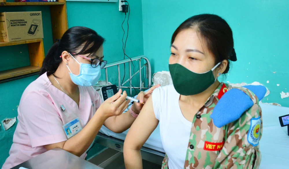  Cán bộ, chiến sĩ Bệnh viện Dã chiến 2.3 được tiêm vaccine Covid-19 trước khi lên đường đến Nam Sudan làm nhiệm vụ. Ảnh: TRẦN CHÍNH