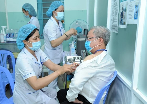 Cán bộ, nhân viên y tế của Bệnh viện Đa khoa khu vực Hóc Môn, TPHCM được tiêm vaccine phòng Covid-19, ngày 29-3-2021. Ảnh: QUANG HUY