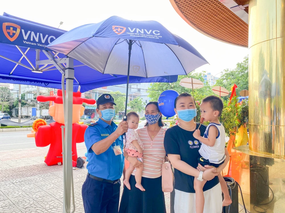 Phụ huynh đưa trẻ đến tiêm chủng tại VNVC Đồng Hới (Quảng Bình) 