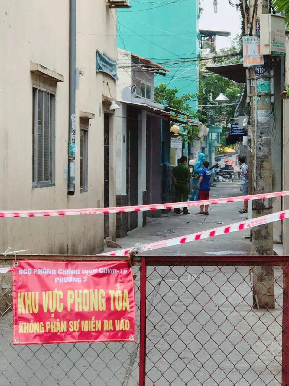 Con hẻm trên đường Nguyễn Bặc, phường 3, quận Tân Bình đang được phong tỏa