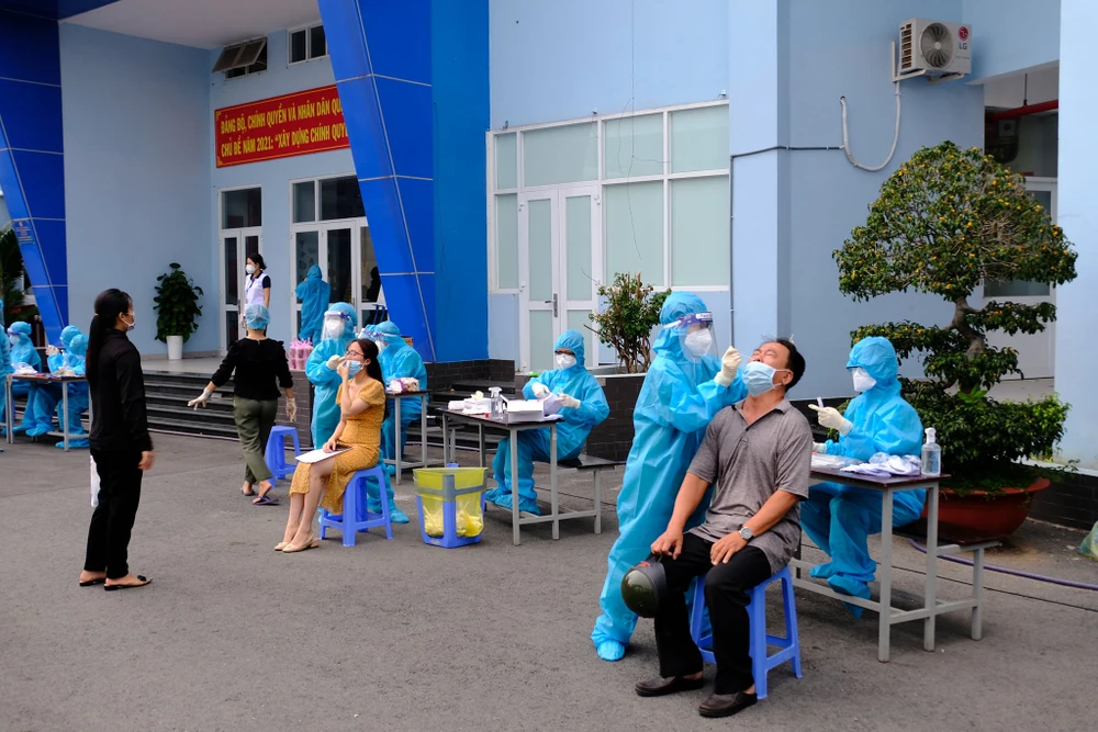 Nhân viên y tế lấy mẫu xét nghiệm SARS-CoV-2 cho cán bộ, công chức, người lao động cư trú tại quận Gò Vấp