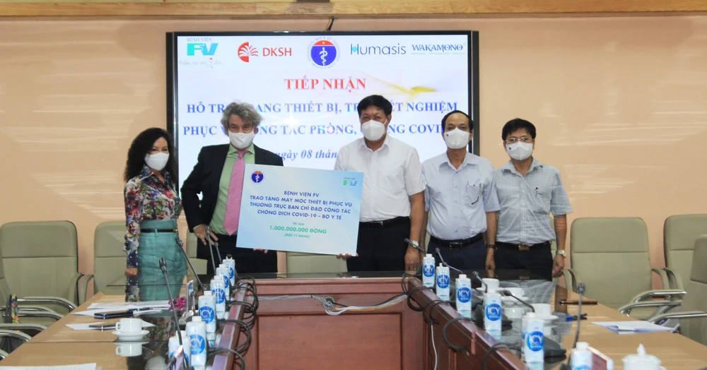 Thứ trưởng Bộ Y tế Đỗ Xuân Tuyên nhận bảng tượng trưng từ Bệnh viện FV