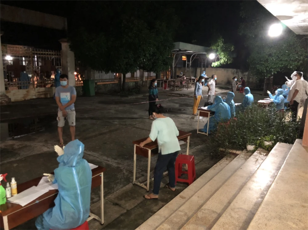 Nhân viên y tế lấy mẫu xét nghiệm cho người dân huyện Củ Chi
