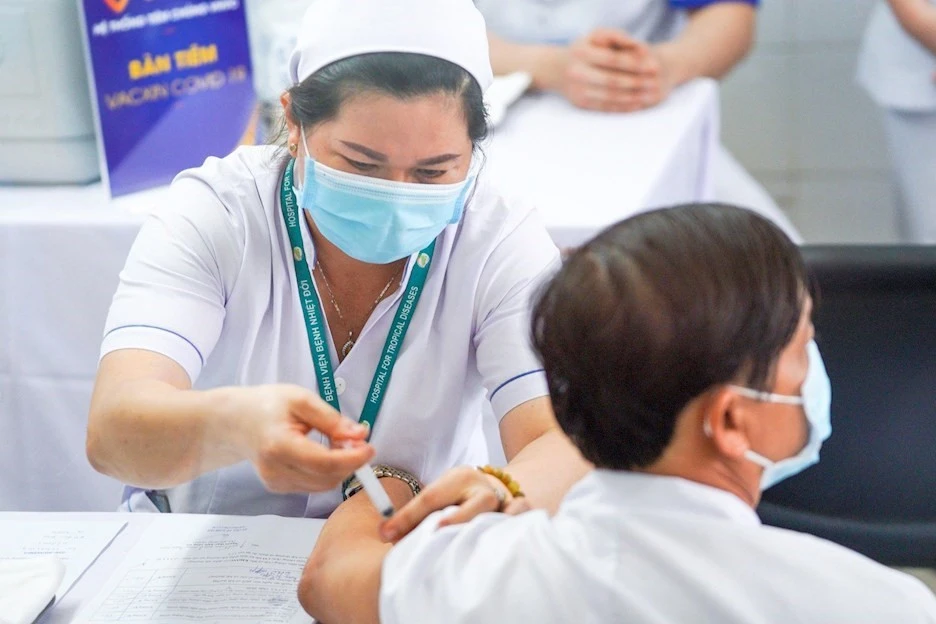 Nhân viên y tế Bệnh viện Bệnh Nhiệt đới TPHCM tiêm vaccine Coviid-19 đợt 1, ngày 8-3-2021