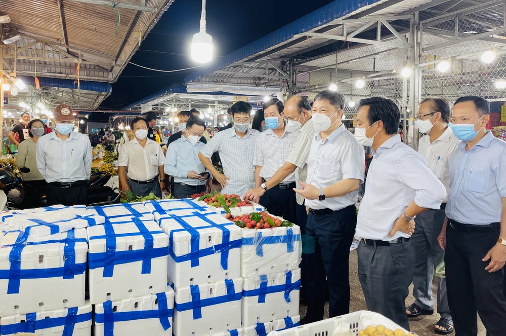 Lãnh đạo UBND TPHCM kiểm tra công tác phòng, chống dịch tại chợ đầu mối Bình Điền. Ảnh: VĂN MINH