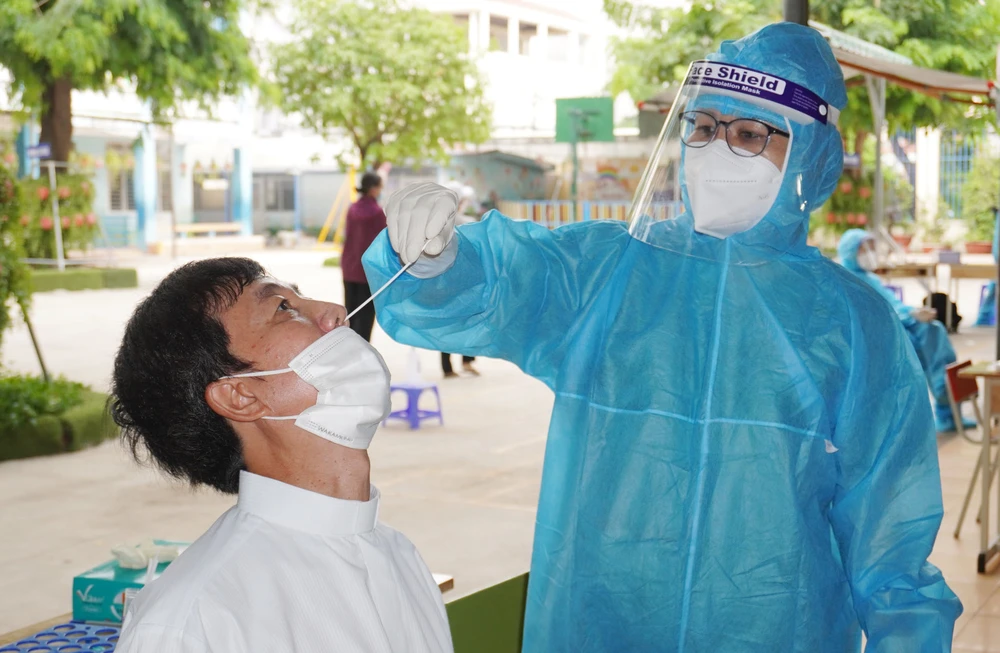Nhân viên y tế lấy mẫu xét nghiệm SARS-CoV-2 cho người dân