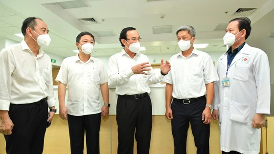 Bí thư Thành ủy TPHCM Nguyễn Văn Nên trao đổi cùng các đồng chí lãnh đạo Bộ Y tế, lãnh đạo UBND TPHCM, Sở Y tế, lãnh đạo Bệnh viện Hồi sức Covid-19 vào ngày 13-7. Ảnh: VIỆT DŨNG
