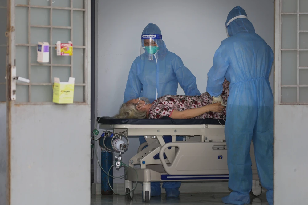 Nhân viên y tế chăm sóc và điều trị cho bệnh nhân tại Bệnh viện dã chiến thu dung và điều trị Covid-19 số 4 Ảnh: HOÀNG HÙNG