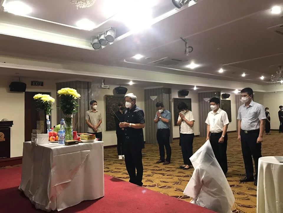 Thứ trưởng Bộ Y tế Nguyễn Trường Sơn chia buồn cùng em Dương Thị Anh và gia đình ẢNH: BỘ Y TẾ