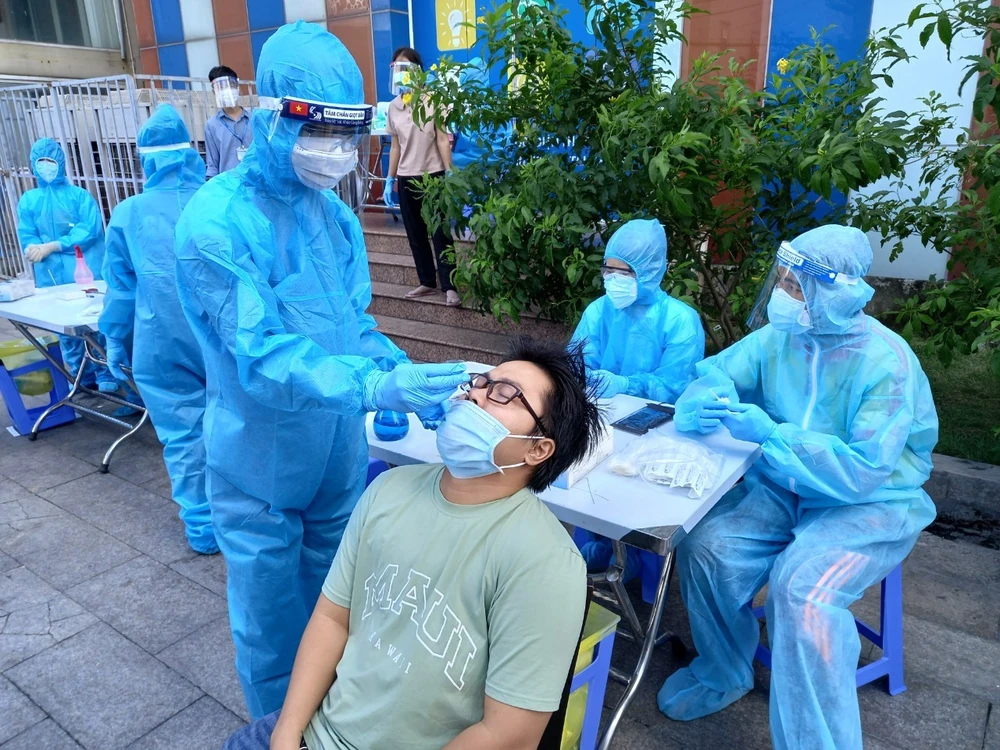 Các nhân viên y tế tỉnh Thái Bình hỗ trợ TPHCM trong công tác lấy mẫu xét nghiệm cho người dân quận Tân Phú