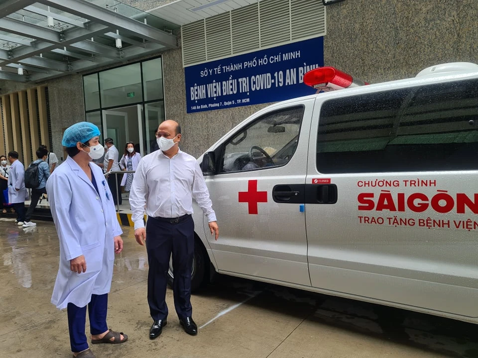 Bác sĩ Hồ Hải Trường Giang, Giám đốc Bệnh viện An Bình nhận xe cấp cứu từ nhà tài trợ trao tặng