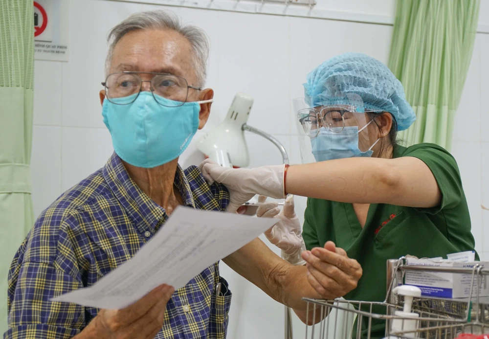 Nhân viên y tế tiêm vaccine cho người dân trên địa bàn TP Thủ Đức