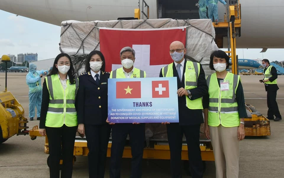 Thứ trưởng Bộ Y tế Nguyễn Trường Sơn tiếp nhận lô hàng viện trợ từ Chính phủ và nhân dân Thụy Sỹ