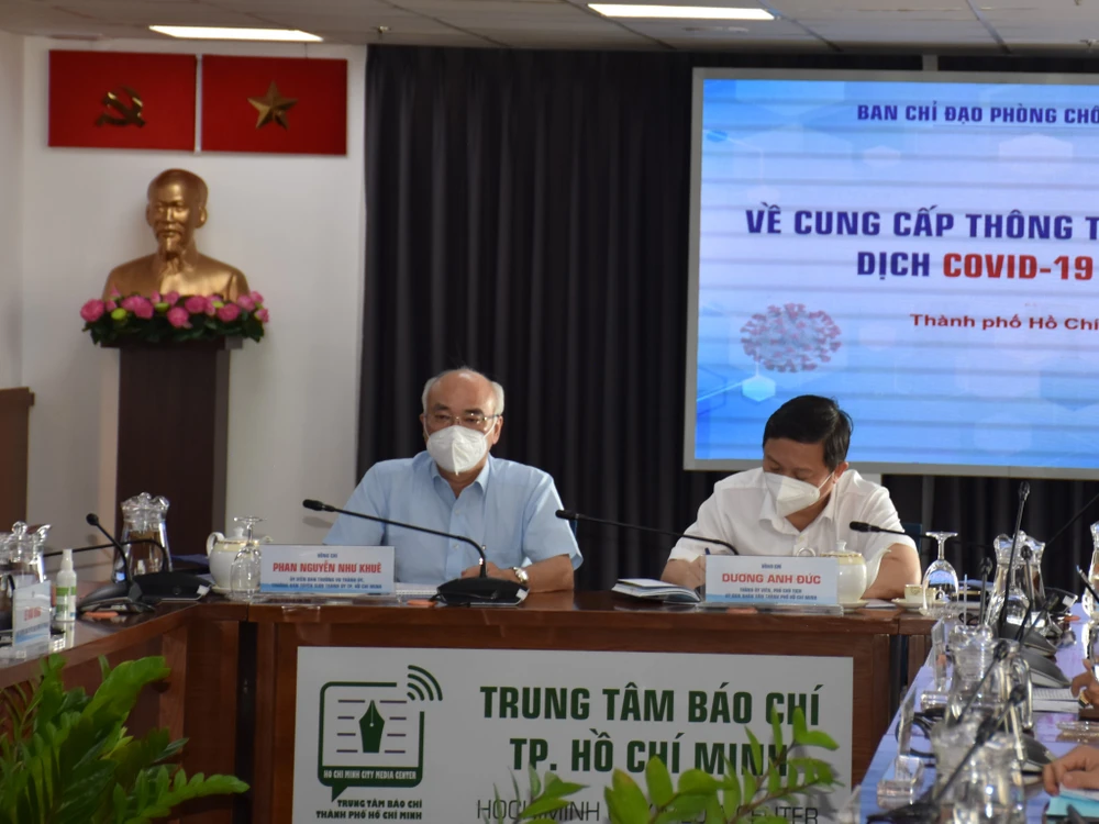 Đồng chí Phan Nguyễn Như Khuê, Trưởng ban Tuyên giáo Thành ủy và đồng chí Dương Anh Đức, Phó Chủ tịch UBND TP chủ trì buổi họp báo