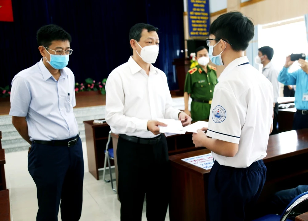 TS.BS Nguyễn Tri Thức trao tặng học bổng cho một em học sinh không may có người thân mất vì Covid-19
