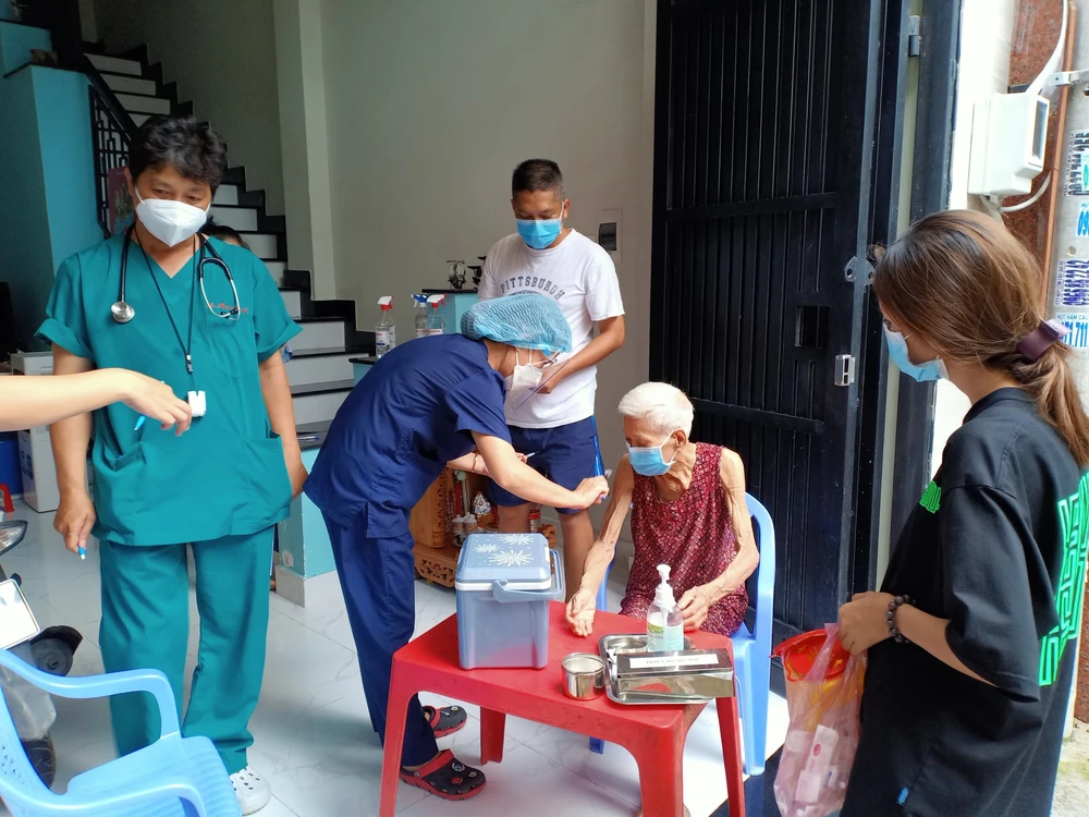 Nhân viên y tế TP Thủ Đức đến tận nhà tiêm vaccine cho người cao tuổi