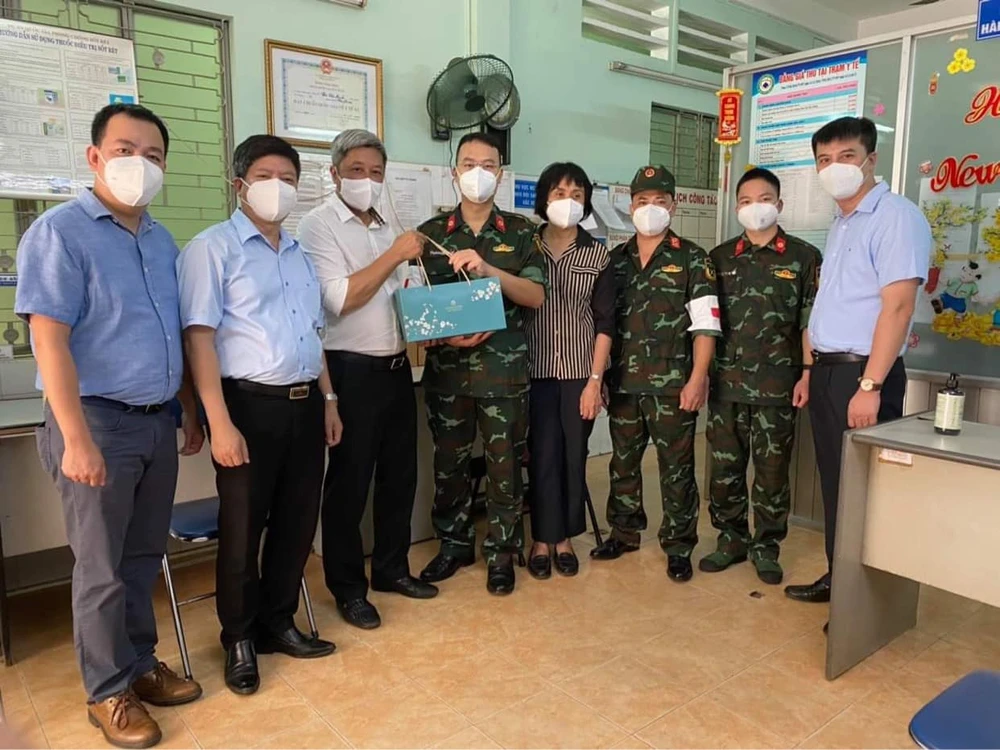 Thứ trưởng Bộ Y tế Nguyễn Trường Sơn cùng Đoàn công tác trao quà cho các lực lượng tuyến đầu.
