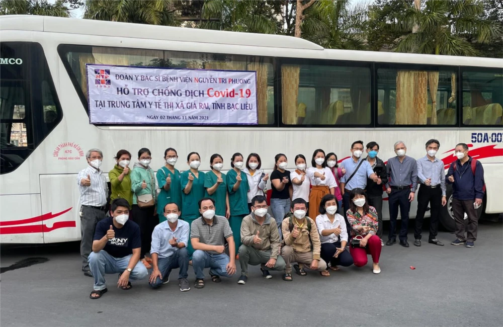 Đoàn y, bác sĩ của Bệnh viện Nguyễn Tri Phương lên đường chi viện cho tỉnh Bạc Liêu vào sáng 2-11