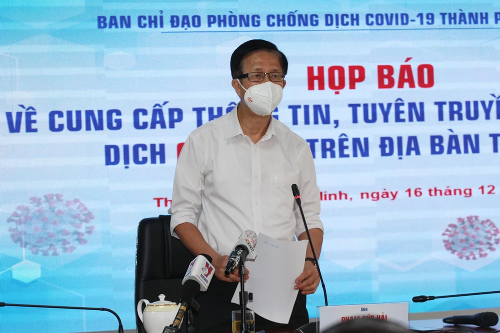 Đồng chí Phạm Đức Hải thông tin tại buổi họp báo