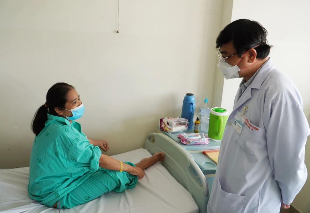 TS-BS Huỳnh Quang Khánh, Trưởng Đơn vị Tuyến vú, Bệnh viện Chợ Rẫy đang thăm khám cho bệnh nhân