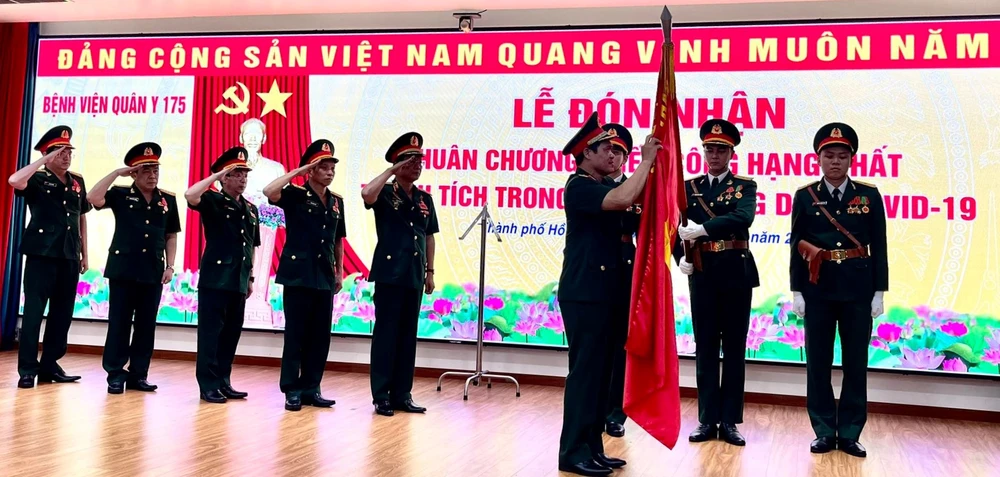  Thượng tướng Vũ Hải Sản, Thứ trưởng Bộ Quốc phòng; gắn Huân chương chiến công hạng Nhất cho Bệnh viện Quân y 175