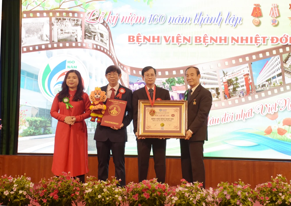 Bệnh viện Bệnh Nhiệt đới TPHCM đón nhận bằng xác lập kỷ lục bệnh viện lâu đời nhất Việt Nam do Tổ chức Kỷ lục Việt Nam trao tặng