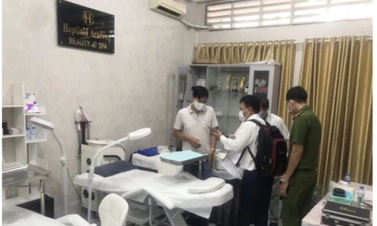 Lực lượng chức năng kiểm tra một phòng khám vi phạm khám chữa bệnh Ảnh: Sở Y tế TPHCM
