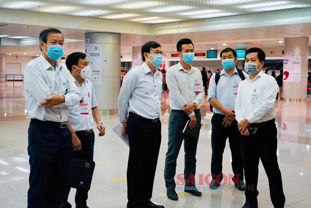 Đoàn kiểm tra công tác phòng chống dịch tại Cảng Hàng không quốc tế Tân Sơn Nhất