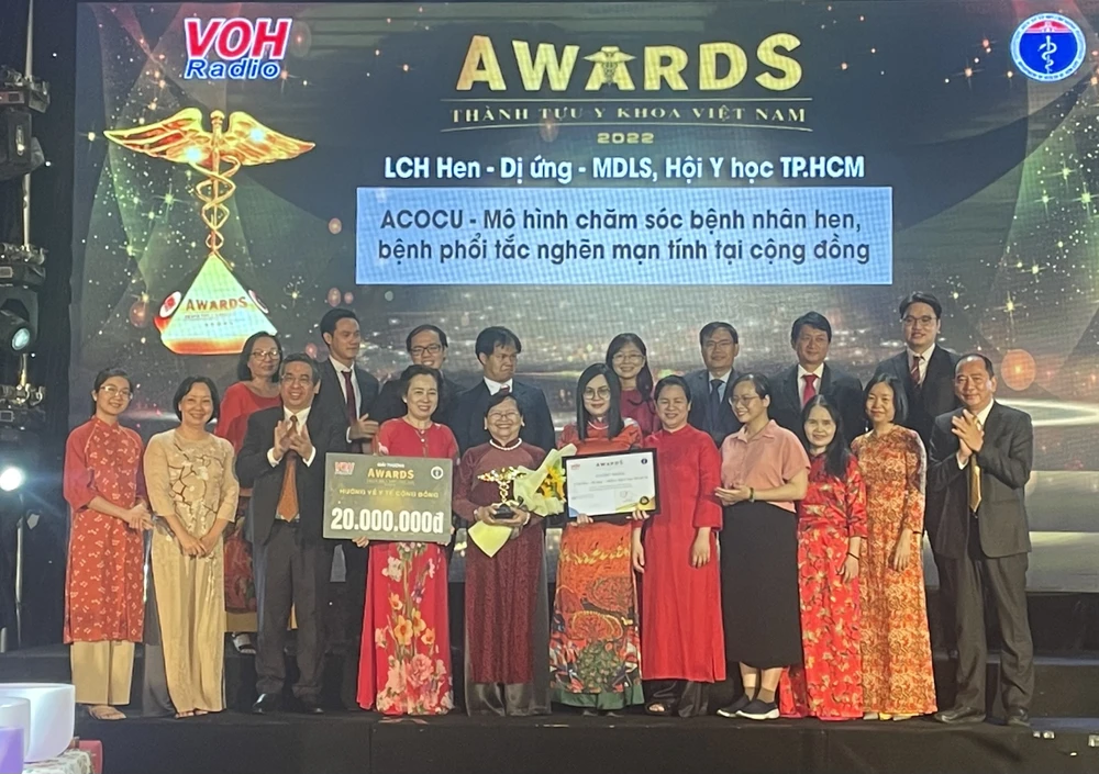 Đồng chí Nguyễn Phước Lộc, Trưởng Ban Tổ chức Thành ủy TPHCM (thứ 3 từ trái qua) trao giải thưởng Thành tựu y khoa Việt Nam cho Mô hình chăm sóc bệnh nhân hen, bệnh phổi tắc nghẽn mạn tính tại cộng đồng