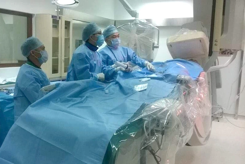 TS-BS Trần Hòa (ngoài cùng bên phải) cùng 2 bác sĩ của Bệnh viện đa khoa Ninh Thuận thực hiện ca can thiệp động mạch vành đầu tiên