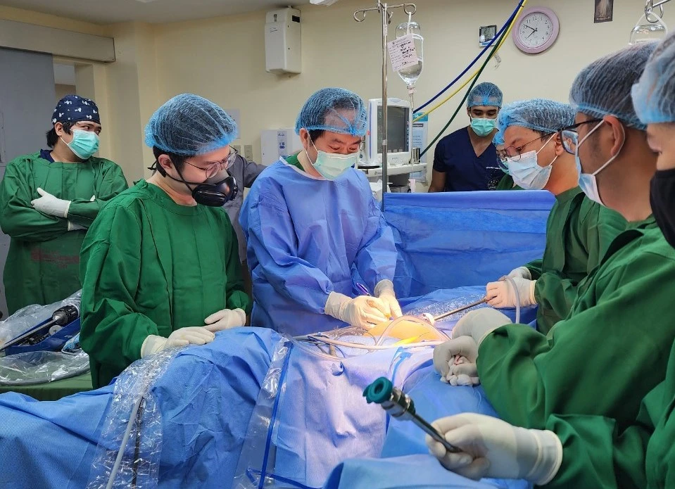 Phát triển y tế chuyên sâu là nhiệm vụ trọng tâm của ngành y tế TPHCM 6 tháng cuối năm 2023. (Trong ảnh: Bác sĩ Bệnh viện Bình Dân đang phẫu thuật cho người bệnh).