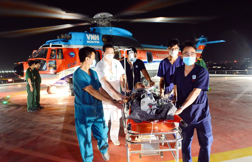 Bệnh nhân được vận chuyển cấp cứu bằng trực thăng về đất liền để điều trị