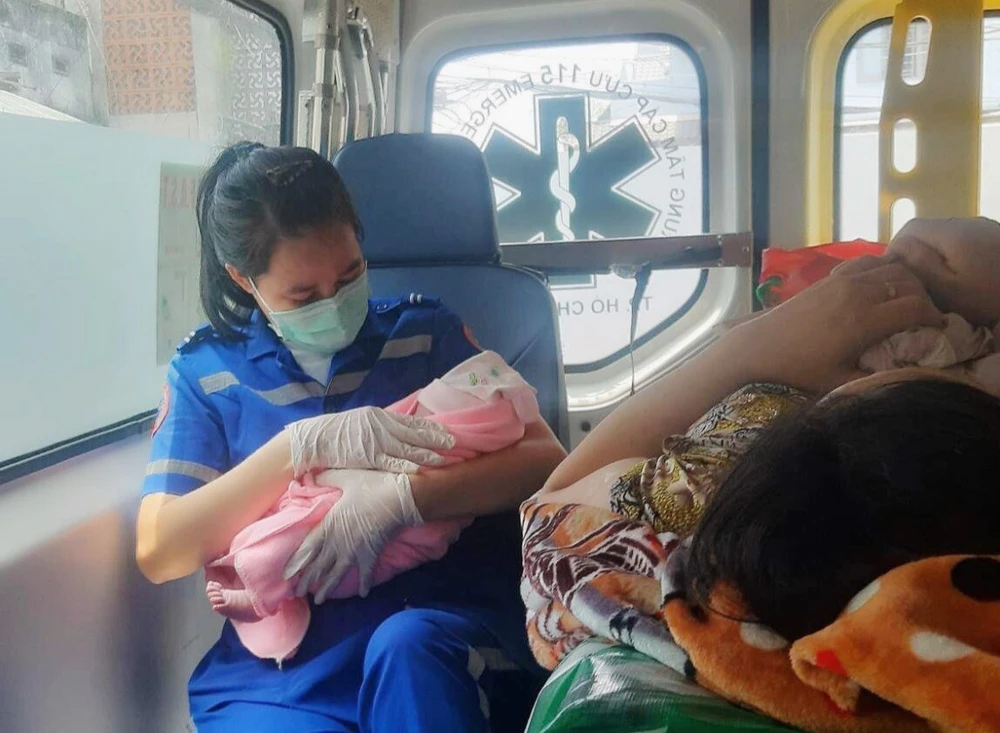 Nhân viên Trung tâm cấp cứu 115 đưa mẹ con sản phụ đến Bệnh viện quận 11 điều trị