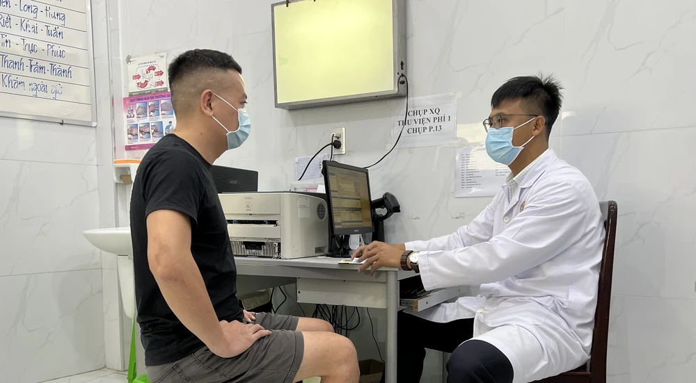 BS.CK2 Ngô Thanh Long đang thăm khám cho bệnh nhân. Ảnh: BVCC