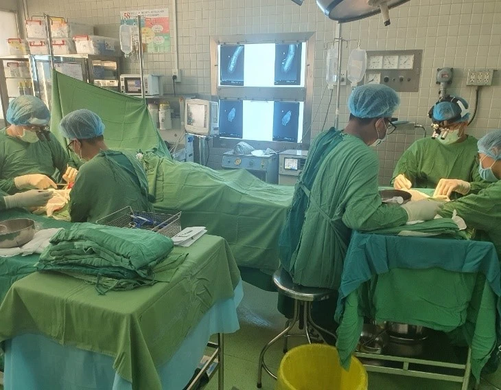 Các bác sĩ đang tiến hành phẫu thuật cho bệnh nhi Ảnh: BVCC