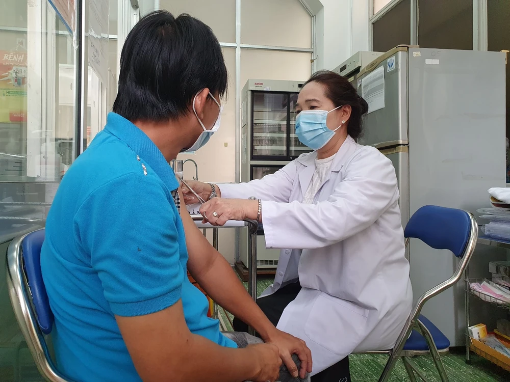 Nhân viên y tế tiêm vaccine Covid-19 cho người dân trên địa bàn thành phố
