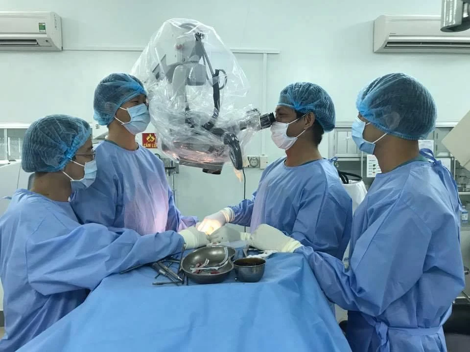 Ekip bác sĩ đang phẫu thuật cho bệnh nhân