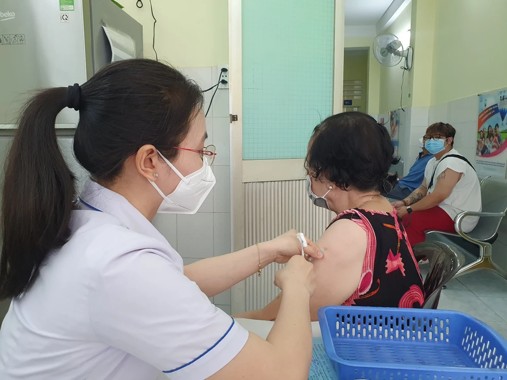 Nhân viên Trung tâm y tế quận 4 tiêm vaccine xuyên lễ cho người dân