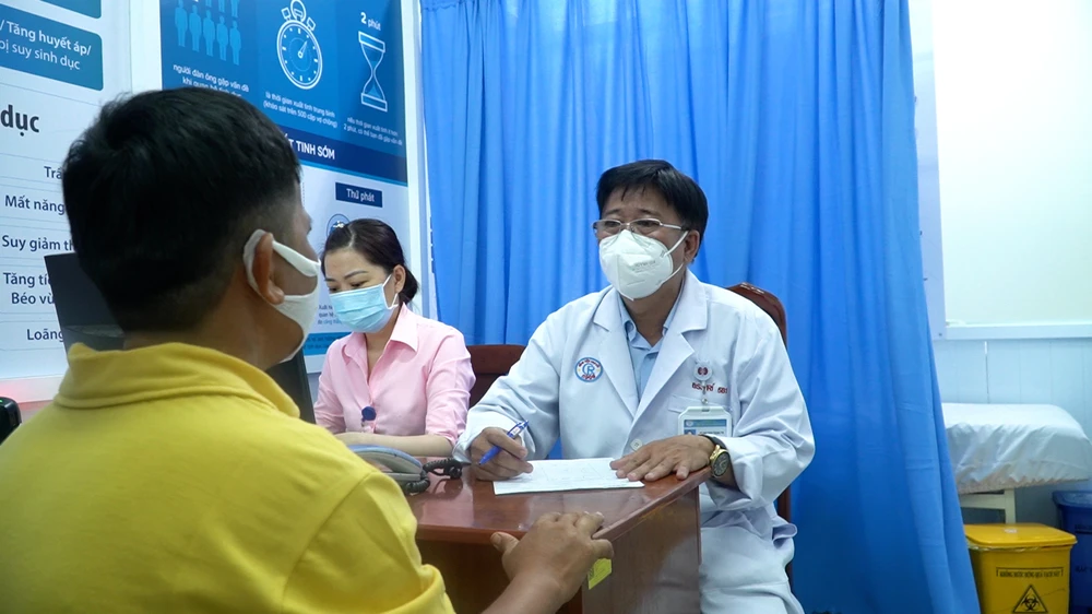 Bác sĩ Trần Trọng Trí, Khoa Ngoại Tiết niệu, Bệnh viện Chợ Rẫy đang thăm khám cho bệnh nhân