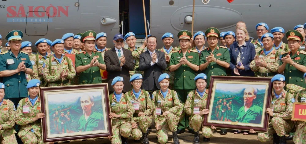Chủ tịch nước Võ Văn Thưởng chụp hình lưu niệm với các chiến sĩ, bác sĩ lên đường làm nhiệm vụ. Ảnh: CAO THĂNG