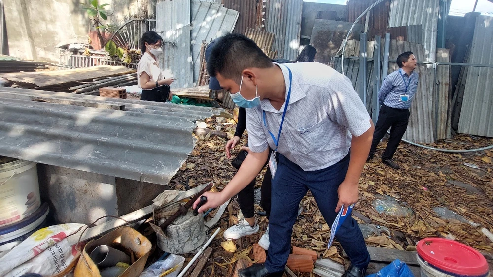 Nhân viên Trung tâm kiểm soát bệnh tật TPHCM kiểm tra công tác phòng chống sốt xuất huyết tại quận Bình Tân