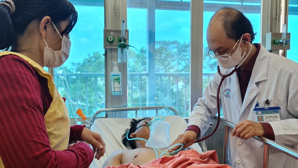 BS CK2 Đặng Vũ Thông, Trưởng khoa Nội phổi, Bệnh viện Chợ Rẫy thăm khám cho bệnh nhân bị ngộ độc 